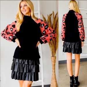 B10Black❤️Mock neck w/contrast animal print sleeve